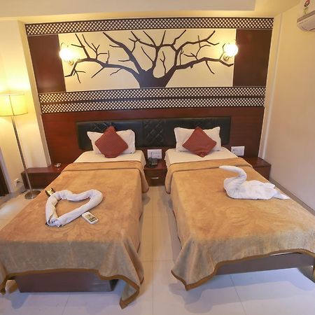 Hotel Grand Pragati Surat Eksteriør bilde