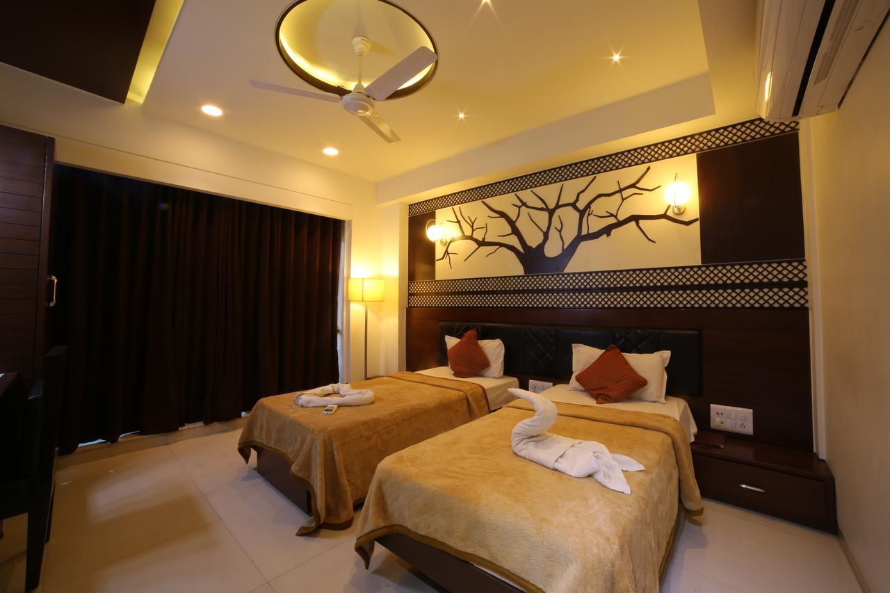 Hotel Grand Pragati Surat Eksteriør bilde