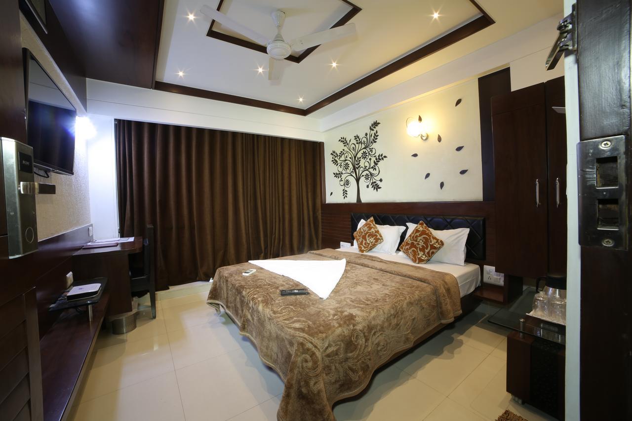Hotel Grand Pragati Surat Eksteriør bilde