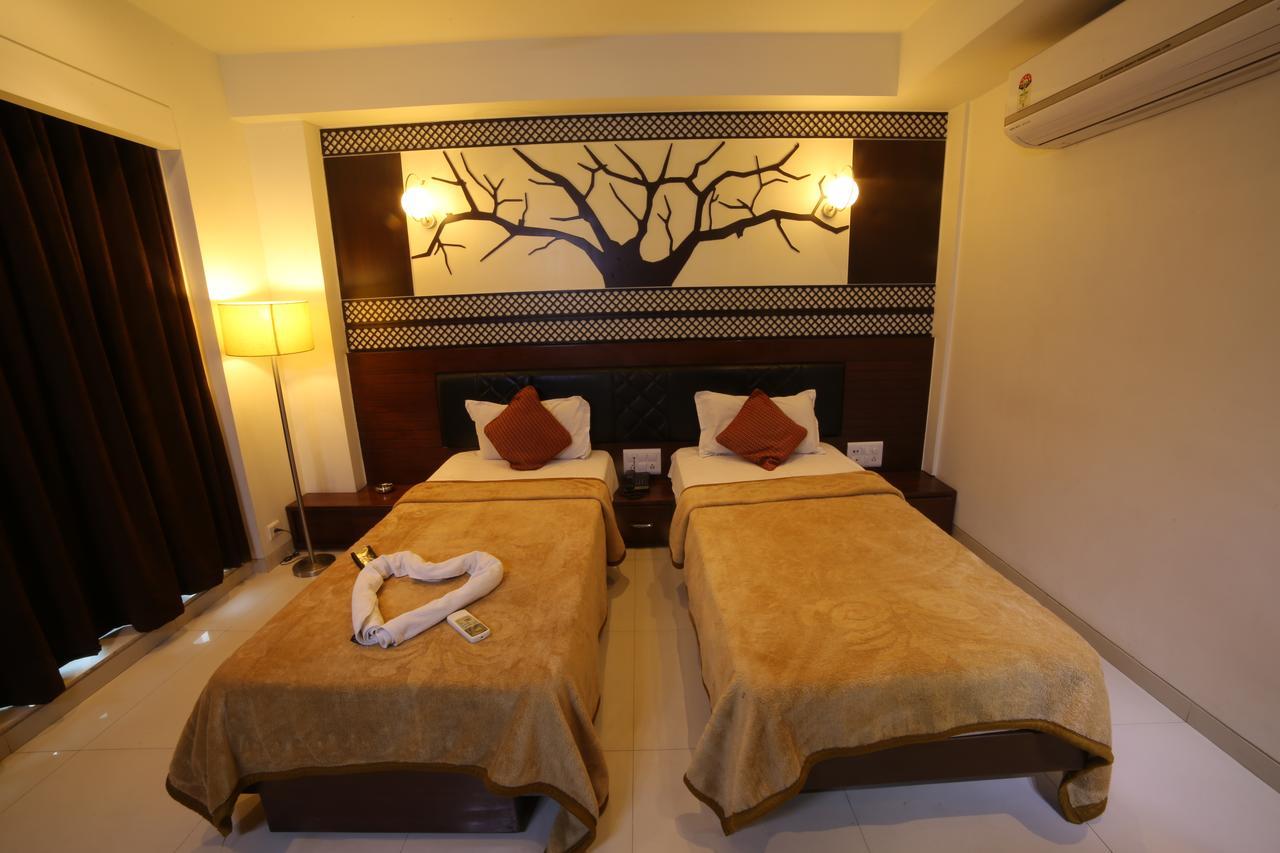 Hotel Grand Pragati Surat Eksteriør bilde