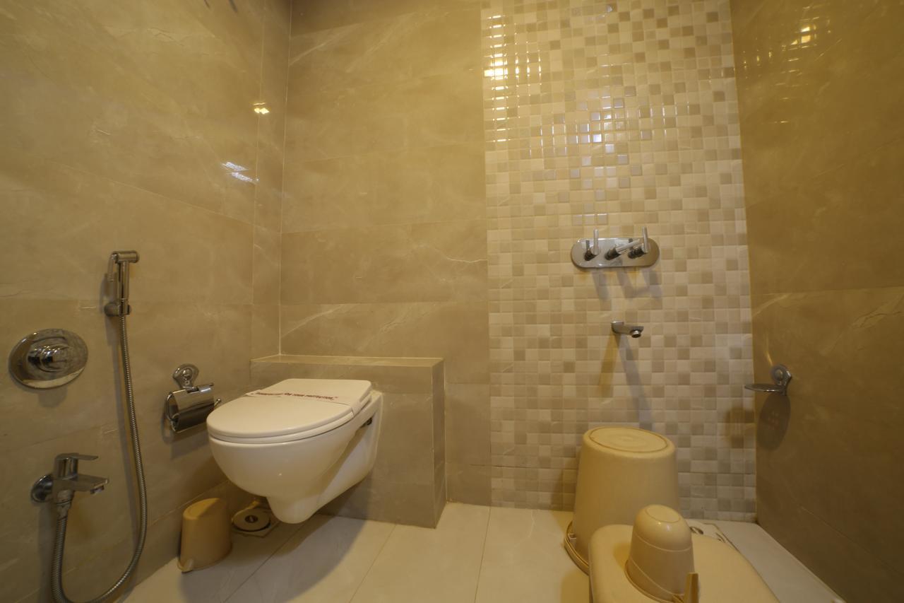 Hotel Grand Pragati Surat Eksteriør bilde
