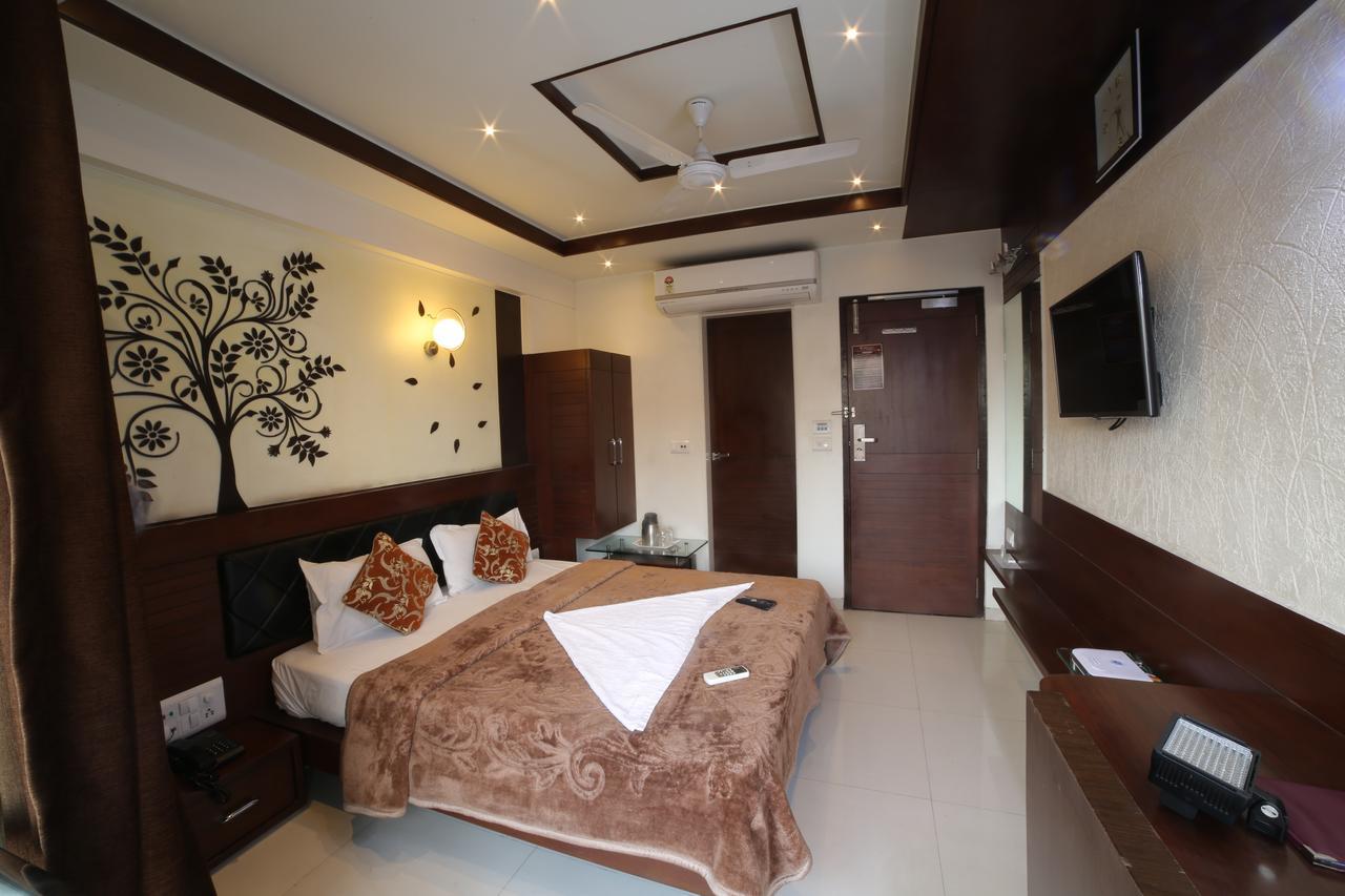 Hotel Grand Pragati Surat Eksteriør bilde