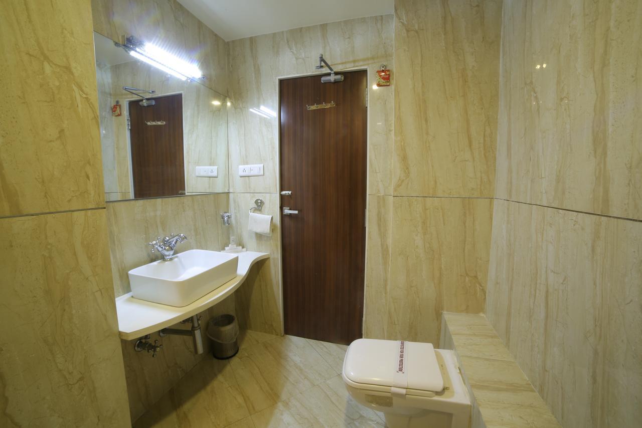 Hotel Grand Pragati Surat Eksteriør bilde