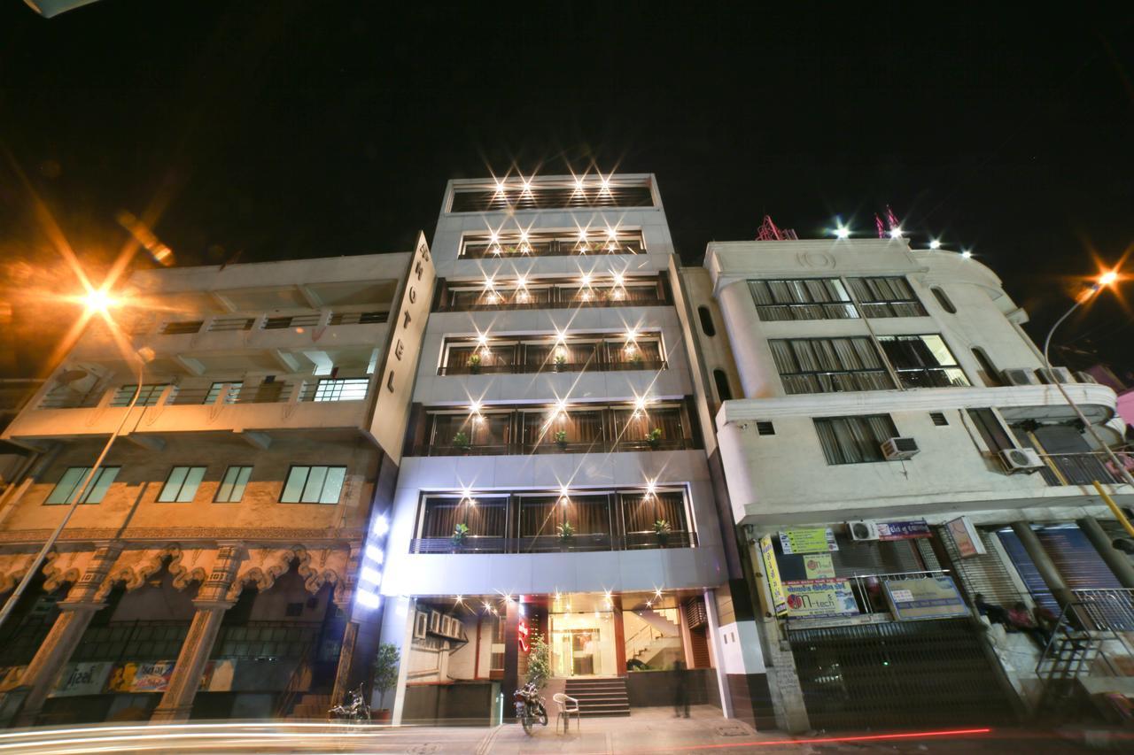 Hotel Grand Pragati Surat Eksteriør bilde