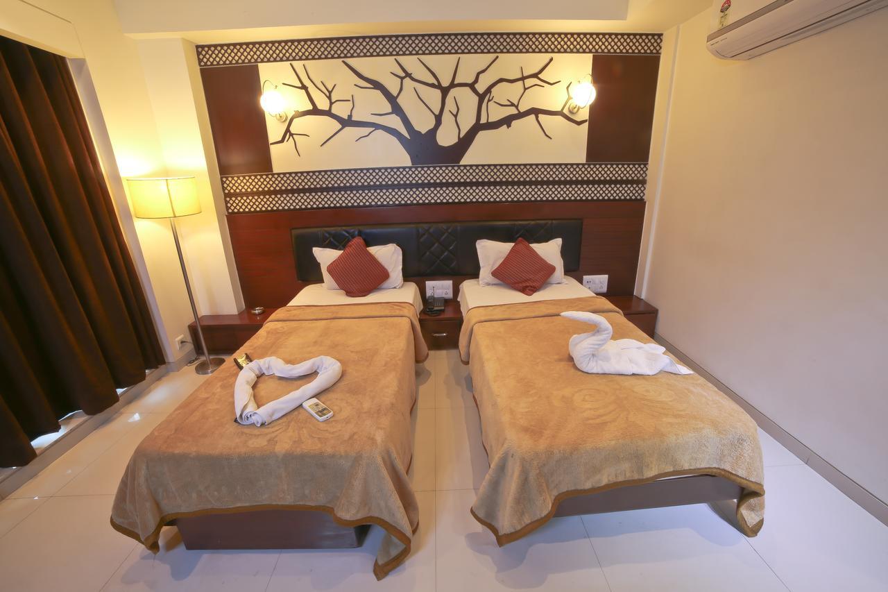 Hotel Grand Pragati Surat Eksteriør bilde