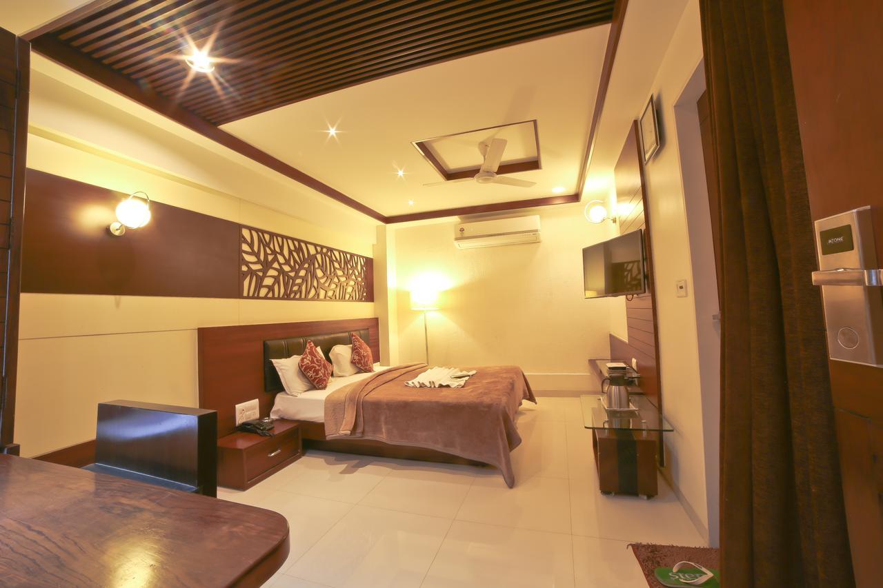 Hotel Grand Pragati Surat Eksteriør bilde