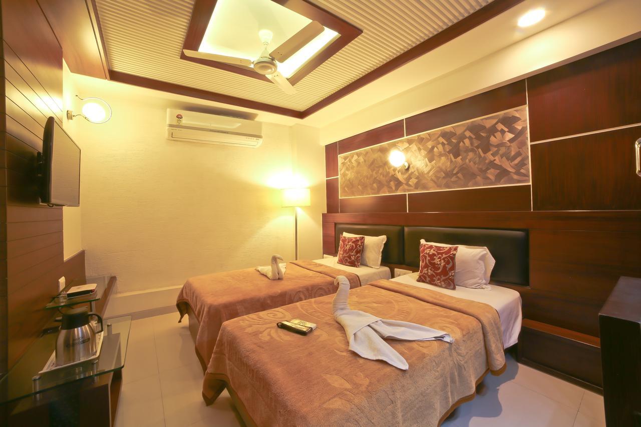 Hotel Grand Pragati Surat Eksteriør bilde