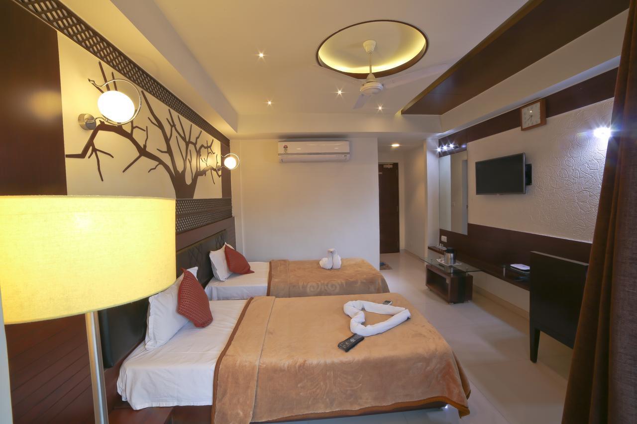 Hotel Grand Pragati Surat Eksteriør bilde